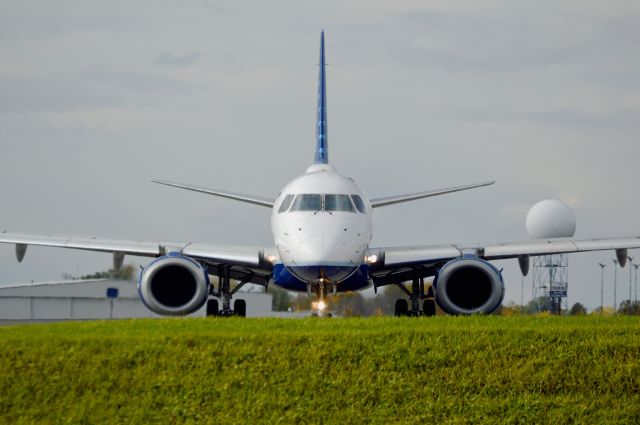 Embraer ERJ-190 —