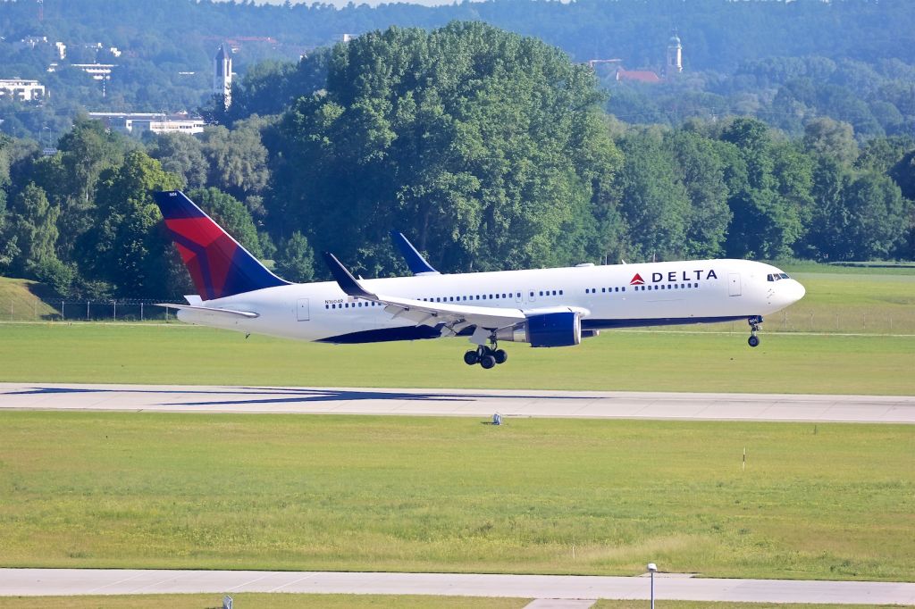 BOEING 767-300 (N1604R)