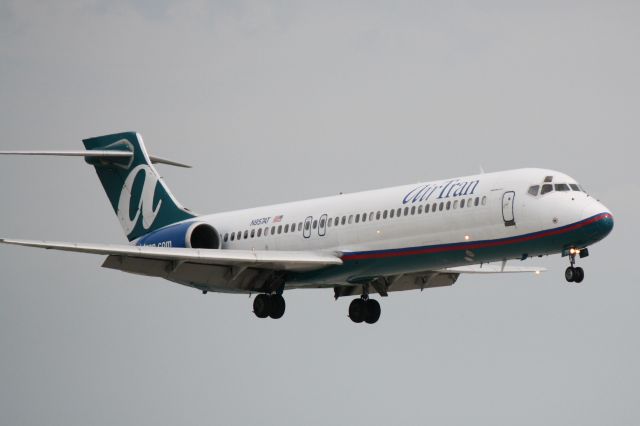 Boeing 717-200 (N957AT) - AirTran Flight 1371 (N957AT) arrives on Runway 32 at Sarasota-Bradenton International Airport following a flight from Baltimore/Washington International Airport