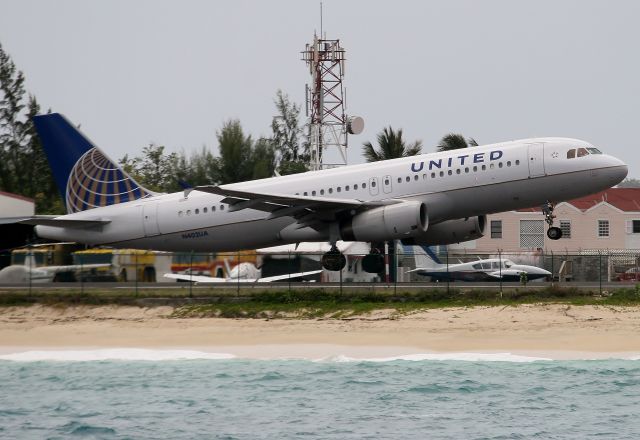 Airbus A320 (N402UA)