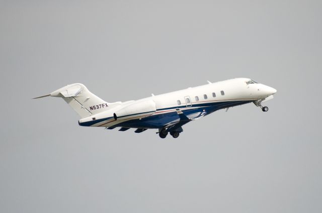 Bombardier Challenger 300 (N537FX)