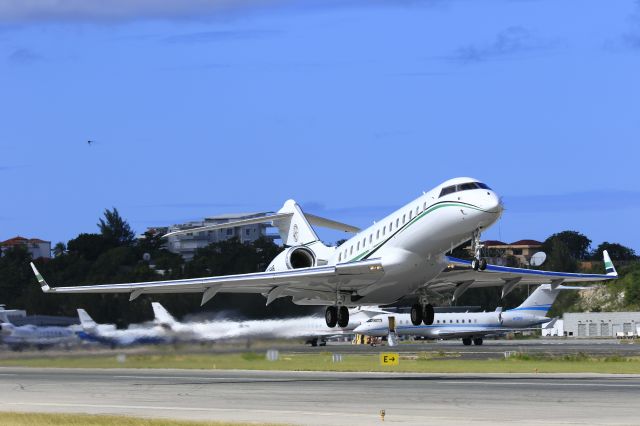 Bombardier Global 5000 (N375WB)