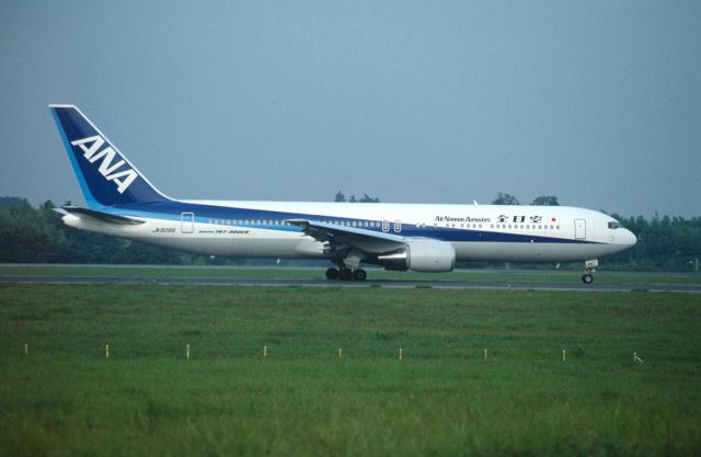 BOEING 767-300 (JA8286) - Departure at Narita Intl Airport Rwy16 on 1989/08/20