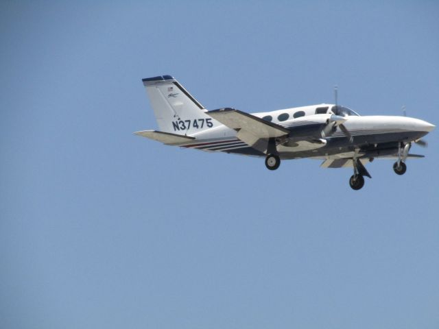 Cessna 421 (N37475) - Landing RWY 20R