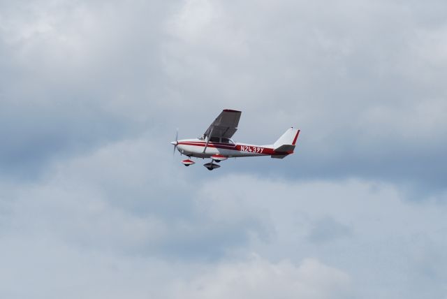 Cessna Skyhawk (N2439Y)