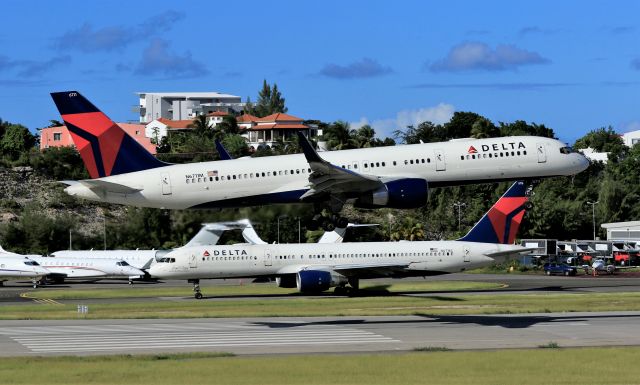 Boeing 757-200 (N6711M)