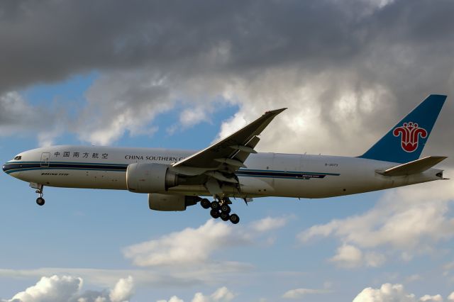 Boeing 777-200 (B-2073) - cloudy sky