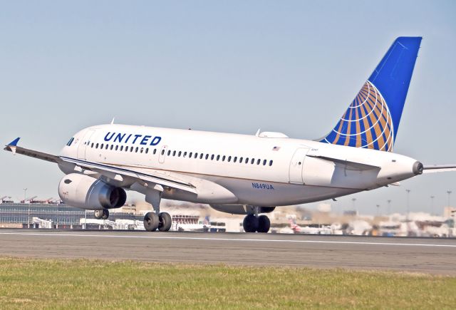 Airbus A319 (N849UA) - RWY 27 take off