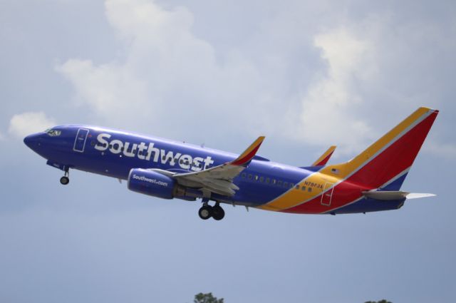 Boeing 737-700 (N7843A) - Southwest Flight 1724 departs Runway 6 at Southwest Florida International Airport enroute to Nashville International Airport