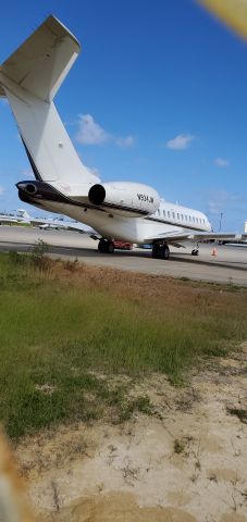 Bombardier Global Express (N934JM) - In front of the fence