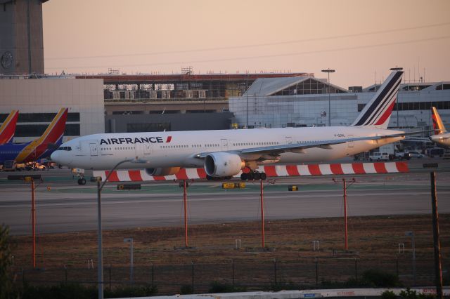 BOEING 777-300ER (F-GSQL)