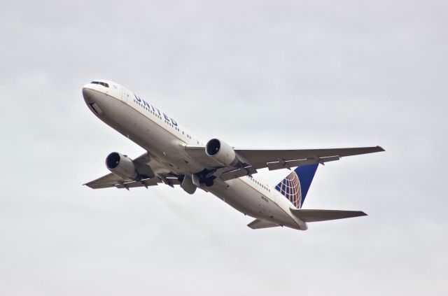 BOEING 767-300 (N643UA)