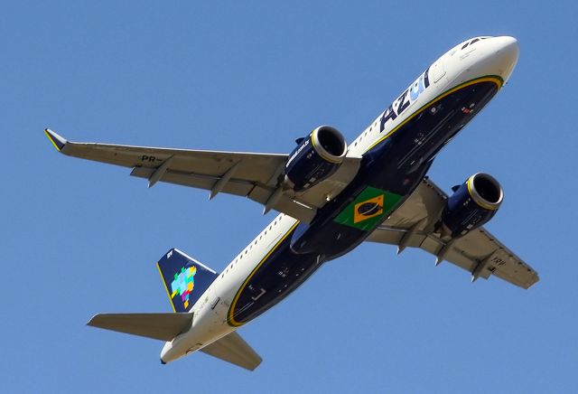 Airbus A320neo (PR-YRY) - A decolagem  do Airbus A320-251N do  Aeroporto Internacional do Recife-Guararapes / Gilberto Freyre 