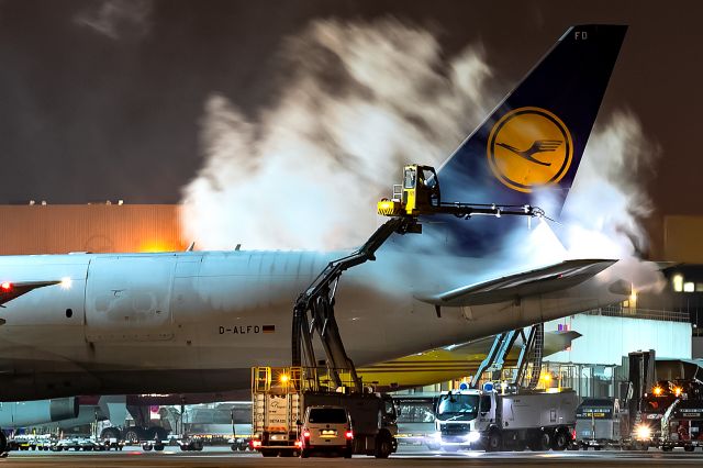 BOEING 777-200LR (D-ALFD) - deicing at the Cargo Deck