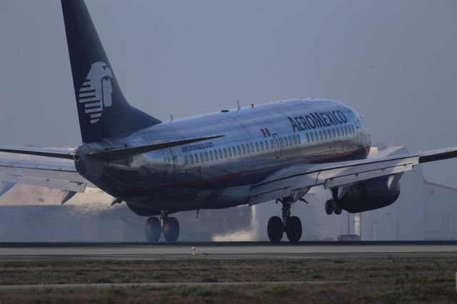 Boeing 737-800 (N908AM)