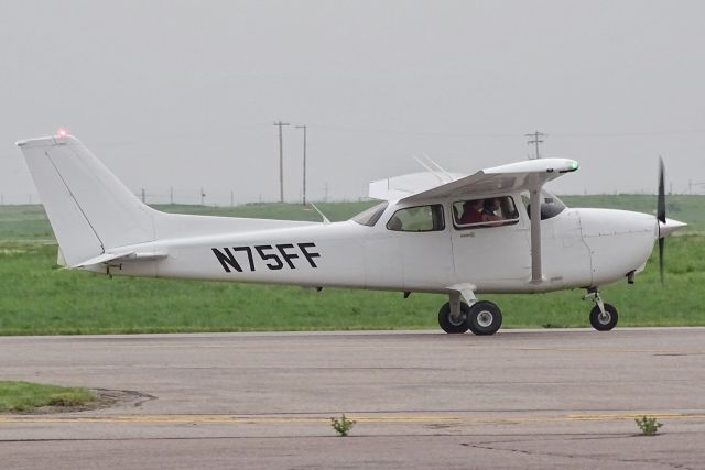 Cessna Skyhawk (N75FF)
