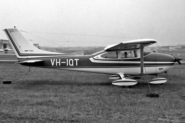 VH-IQT — - CESSNA 182P SKYLANE - REG VH-IQT (CN 182P-62808) - ESSENDON MELBOURNE VIC. AUSTRALIA - YMEN (18/1/1992) 35MM B/W NEGATIVE SCAN.