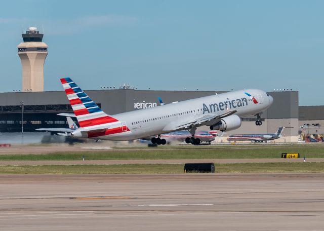 BOEING 767-300 (N369AA)