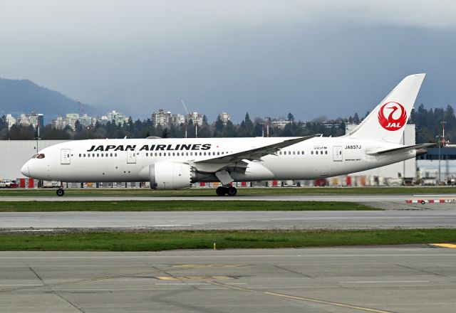 Boeing 787-8 (JA837J)