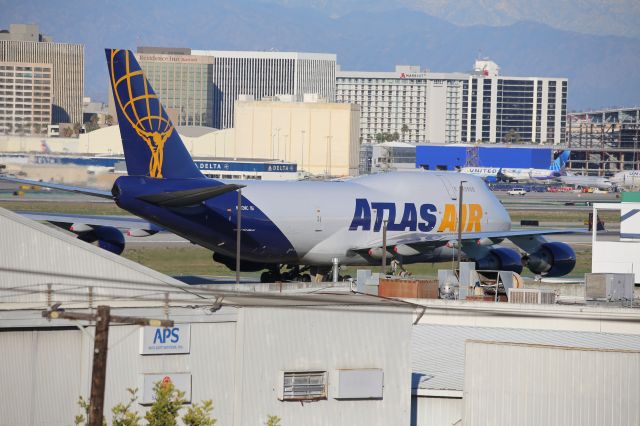 Boeing 747-400 (N472MC)