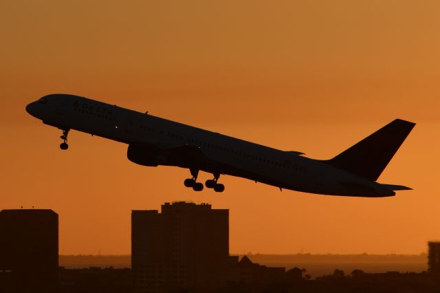 Boeing 757-200 (N676DL) - Sunset takeoff from RWY 19R