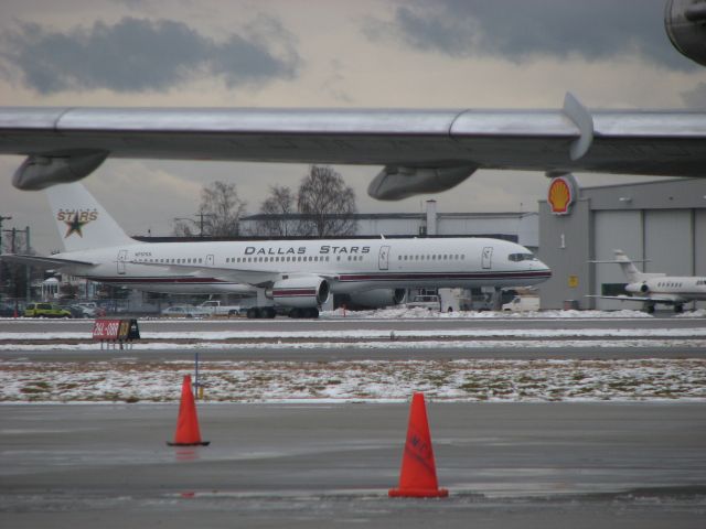 Boeing 757-200 (N757SS) - Vancouver BC - January 30, 2008