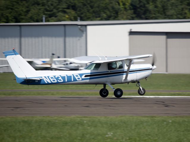 Cessna 152 (N6377B) - Take off runway 08.