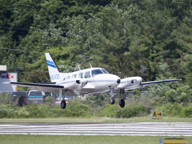 Piper PA-30 Twin Comanche (N61430) - Landing runway 08. 1 JUN 2016.