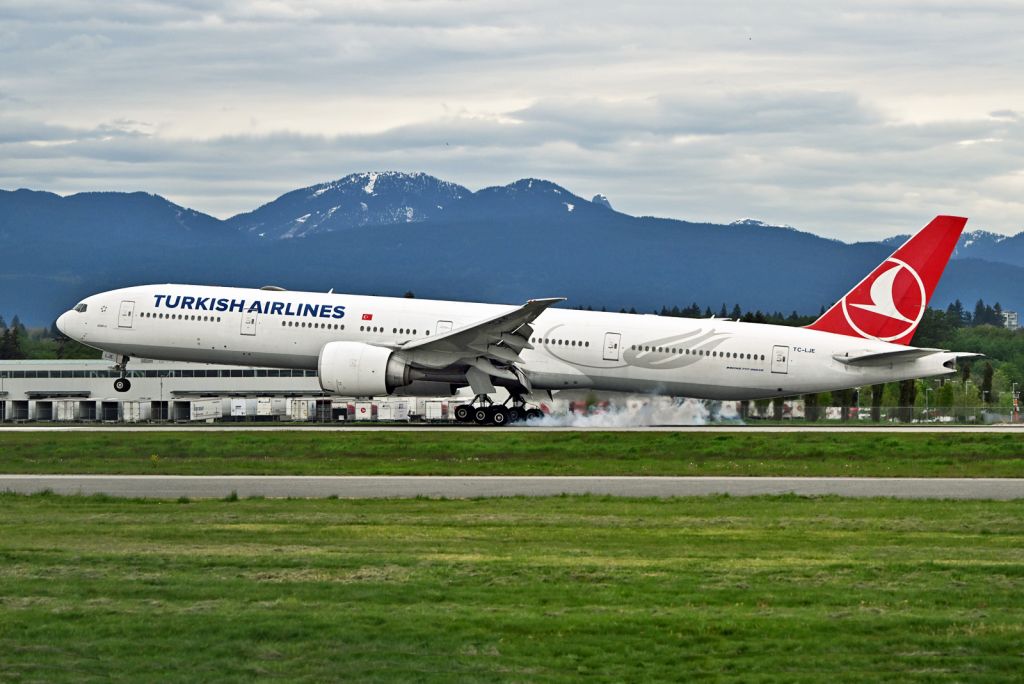 BOEING 777-300 (TC-LJE)