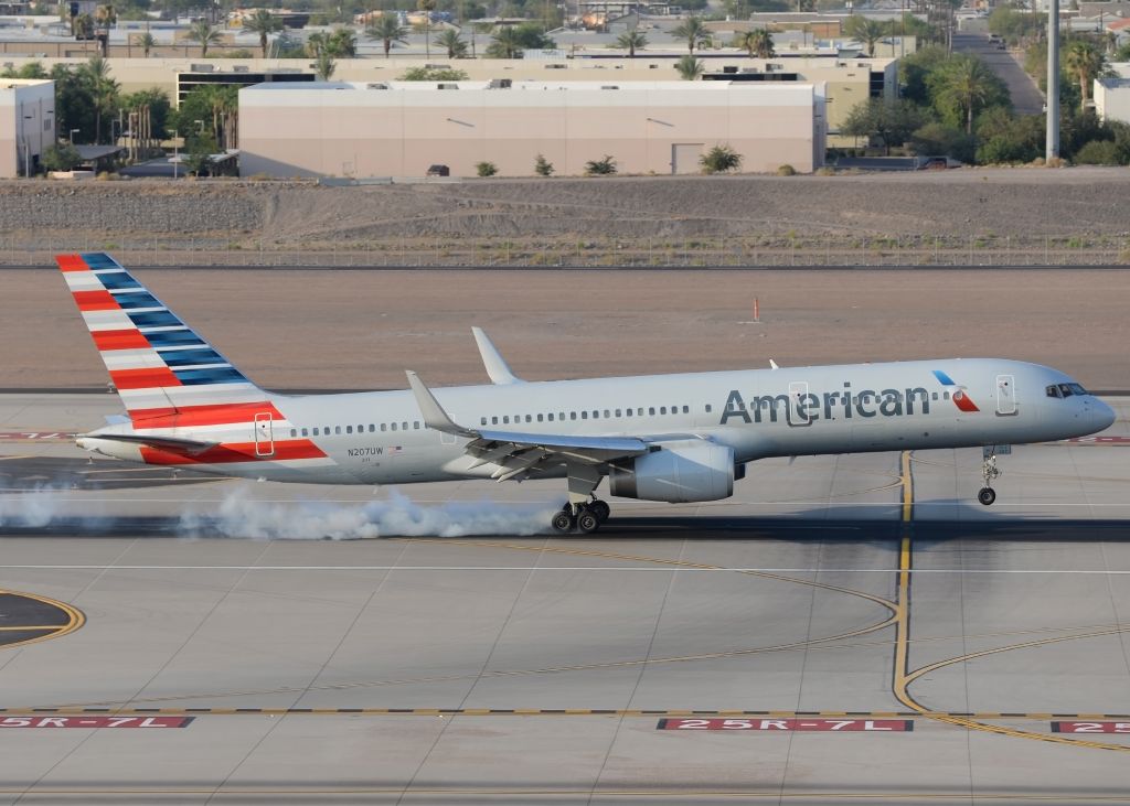 Boeing 757-200 (N207UW)