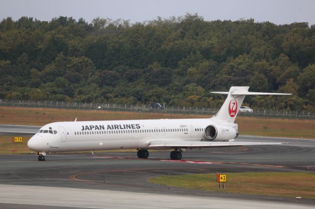 McDonnell Douglas MD-90 (JA8070)