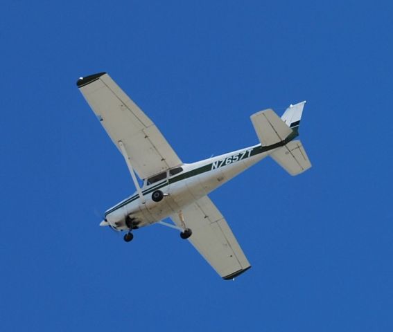 Cessna Skyhawk (N7657T) - Flying over the Perdido Key beach