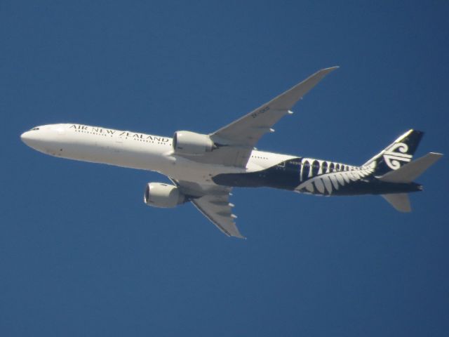 BOEING 777-300ER (ZK-OKO) - Landing in 4 minutes