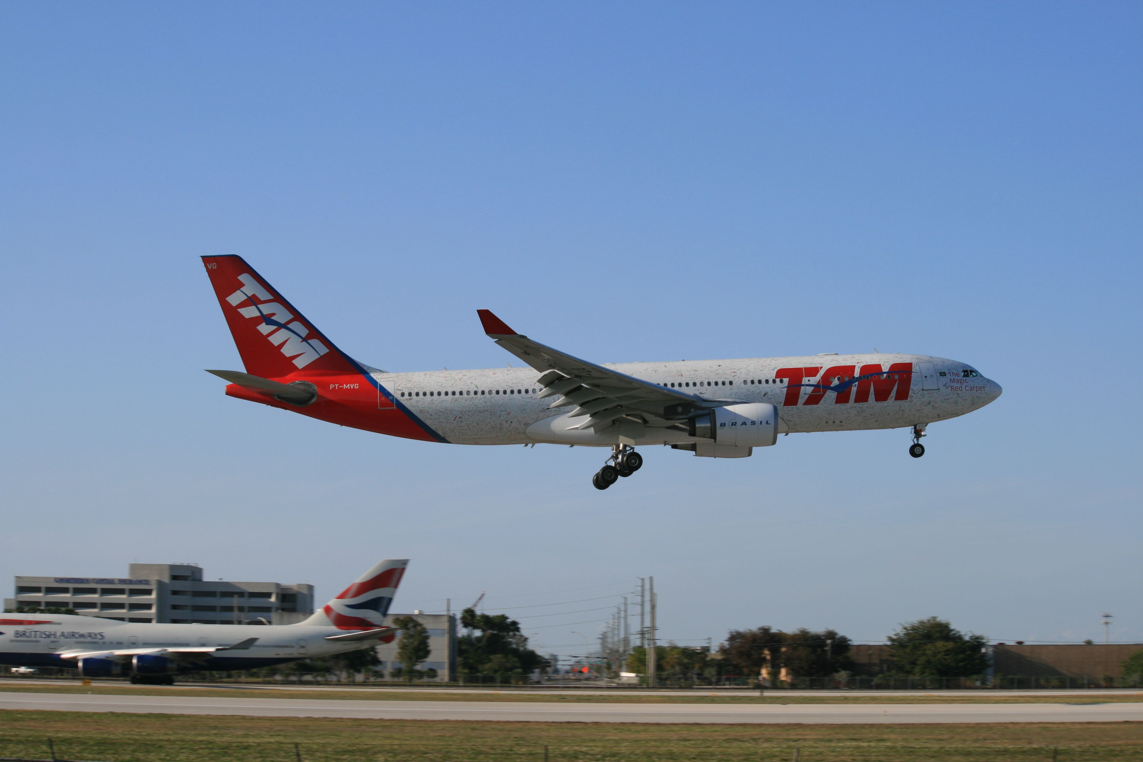 Airbus A330 (PT-MVG) - Landing in 09R Miami Int.