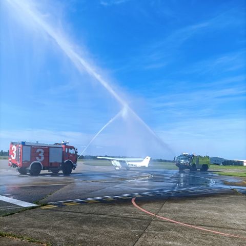 Cessna Skyhawk (D-EENS) - Erste Ankunft an ihrem Heimatflughafen EDSB nach Neuaufbau mit Flugzeugtaufe. Noch nicht die endgültige Lackierung. 
