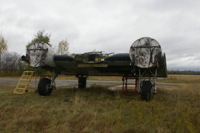 Douglas DC-3 (C-GCXD) - Jétais à CYVO. Ce DC-3 a été vendu à Buffalo Airways et est démonté pour le transport. Photo prise en 2014 à CYVO (Val-dOr) Québec, Canada.