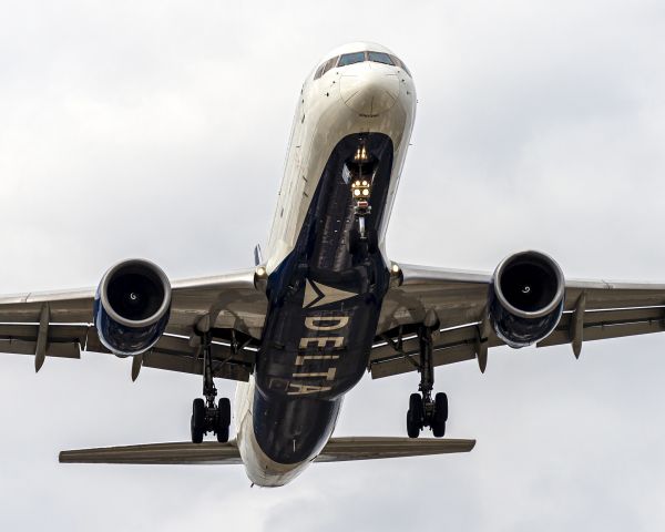 Boeing 757-200 (N822DX) - 13R approach