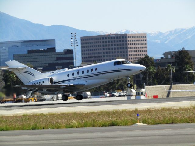 Hawker 1000 (N524LR) - Taking off RWY 20R