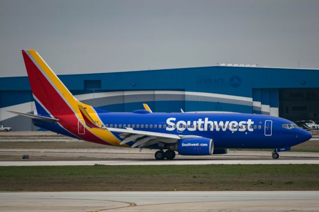 Boeing 737-700 (N7849A) - N7849A landing runway 12R KSAT