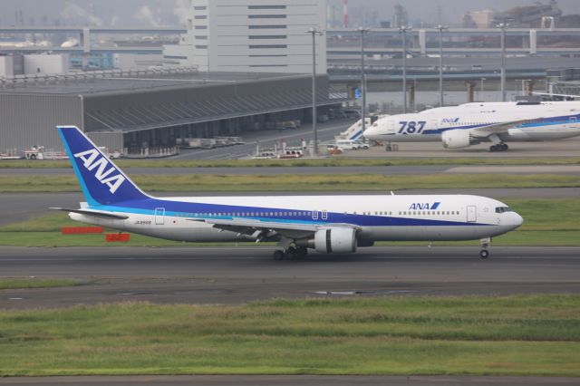 BOEING 767-300 (JA8569)