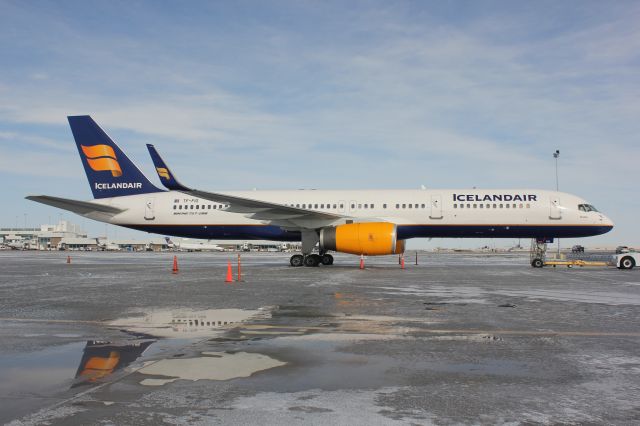 Boeing 757-200 (TF-FIO)