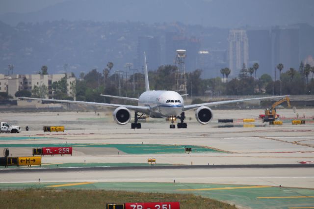 BOEING 777-300ER (B-2085)