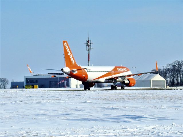 Airbus A320 (G-EZRX) - EPLB