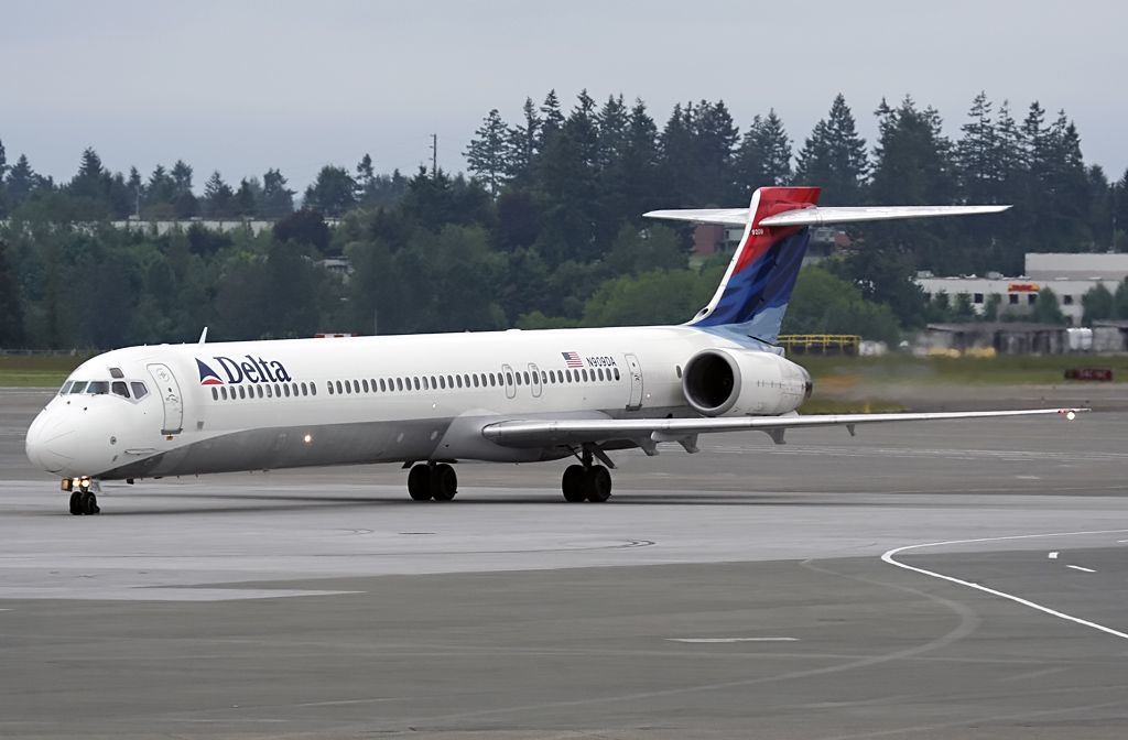 McDonnell Douglas MD-90 (N909DA)
