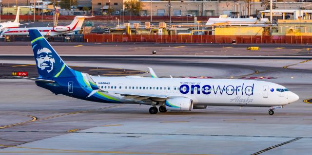 Boeing 737-900 (N486AS) - An Alaska Airlines 737-900 in Oneworld special livery taxiing at PHX on 2/6/23. Taken with a Canon R7 and Tamron 70-200 G2 lens.