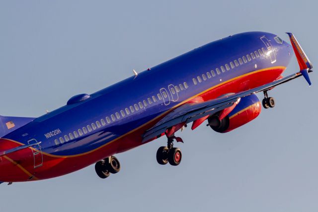 Boeing 737-800 (N8620H)