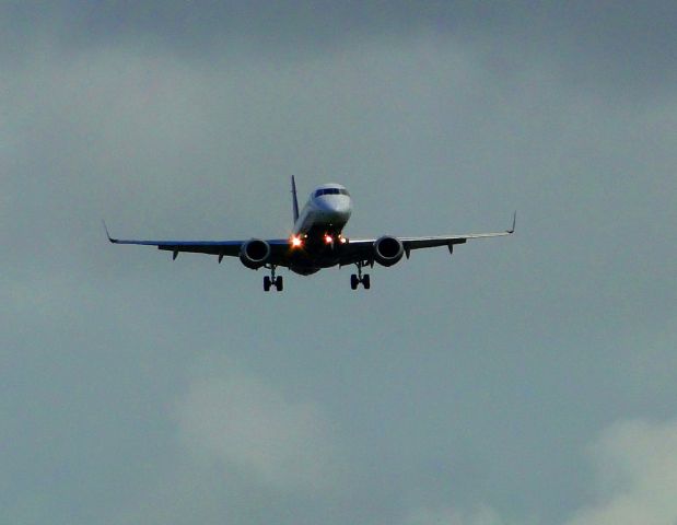 Embraer ERJ-190 (PR-AZH) - EMB-190 OF AZUL AIRLINES LANDING IN SALVADOR-BA