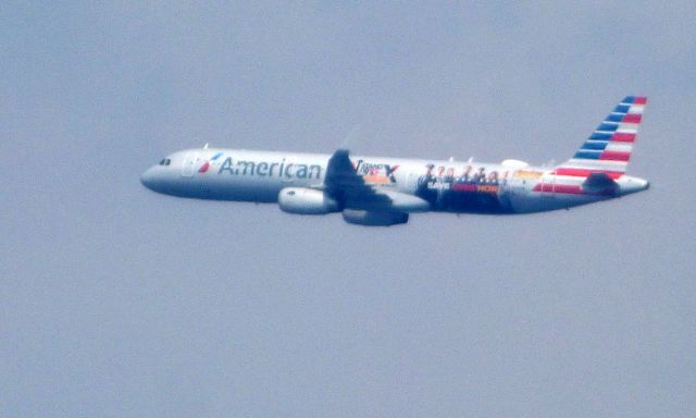 Airbus A321 (N116AN) - Shown here is an American Airlines "Stand up to Cancer" livery Airbus A321 a few minutes until landing in the Summer of 2018.