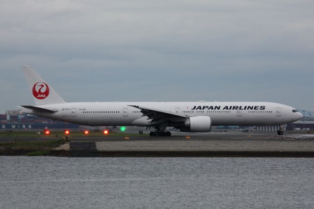 BOEING 777-300ER (JA737J)