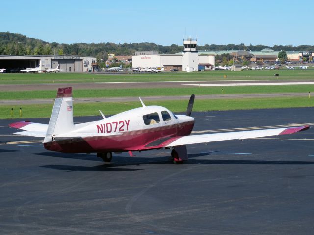 Mooney M-20 (N1072Y) - A fast piston single engine.